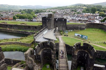 Pohled z věže na hrad Caerphilly.